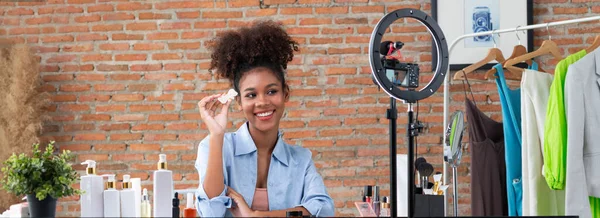 Mujer Influencer Disparar Transmisión Vivo Vlog Revisión Vídeo Maquillaje Crucial — Foto de Stock