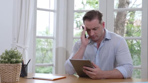 Podnikatel Snaží Vyřešit Pracovní Problém Domova Pomocí Notebooku Sedí Stole — Stock video