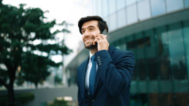 Kafkasyalı yetenekli bir proje yöneticisi. Bulanık geçmişiyle şehirde yürürken telefonla konuşuyor. Akıllı telefon kullanan yetenekli bir işadamı bulanık geçmişi olan bir proje yöneticisiyle konuşuyor. Sevinçli..