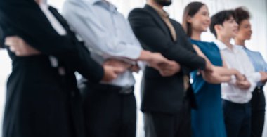 Yanmış çok ırklı ofis çalışanı, sinerjiyi ve ticari başarı için işbirliğini desteklemek için sıraya girdi. Modern işyerinde çeşitli profesyonel ofis çalışanları arasında bağ var. Uyum