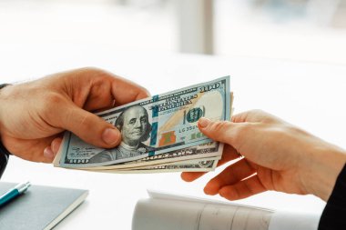 İşadamı başka bir iş adamına para gönderiyor. İşlem, ödeme, maaş ve bankacılık konsepti. uds