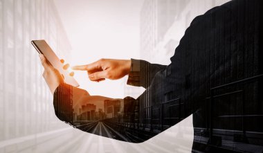 Business Communication Network Technology Concept - İş adamlarının modern şehir planında akıllı telefon ya da cep telefonu aygıtı kullanmaları. uds