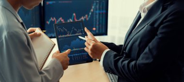 Profesyonel broker şovu tabletinin kesilmiş görüntüsü borsada yetenekli tüccarlarda büyüme grafiği gösteriyordu. Hisse senedi. Hisse senedi. Borsa ticaret konsepti. Filizlenen.