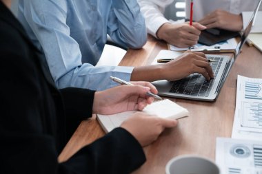 Çok ırklı analist ekibi toplantı masasındaki mali raporu analiz etmek için BI gösterge tablosunu kullanıyor. Çeşitli iş adamlarından oluşan bir grup, FIntech 'in veri analizini başarılı iş pazarlaması için kullanır. Uyum