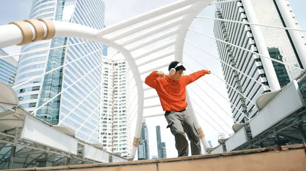 Hipster Asiático Con Auriculares Muestran Paso Paso Mientras Salta Ciudad — Foto de Stock