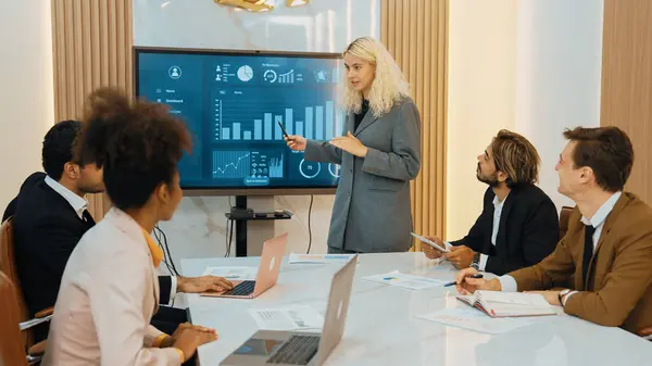 アナリストチームとのオフィスまたは装飾会議室でのプレゼンテーションは Biフィンテックを使用して財務データを分析します 戦略的計画のためのテレビ画面でBiダッシュボードの電源表示を分析するビジネスマン — ストック写真