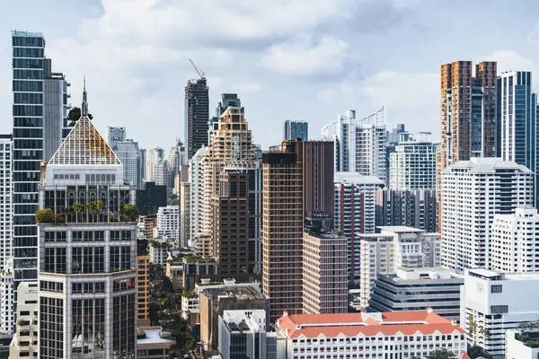 Bangkok şehir manzarasının yakın çekimi. Gündüz ışığı ve mavi gökyüzü ile çevrili modern şehir manzarası. Yan görüş. İş geçmişi. Gün ışığı. Süslü.