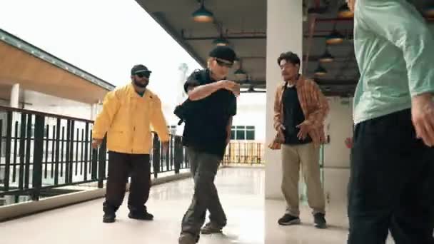 专业嬉皮士表演嘻哈脚步声周围多文化的朋友 嬉皮士团体拍手 鼓励专业的霹雳舞者表演街头舞蹈 户外运动2024 — 图库视频影像