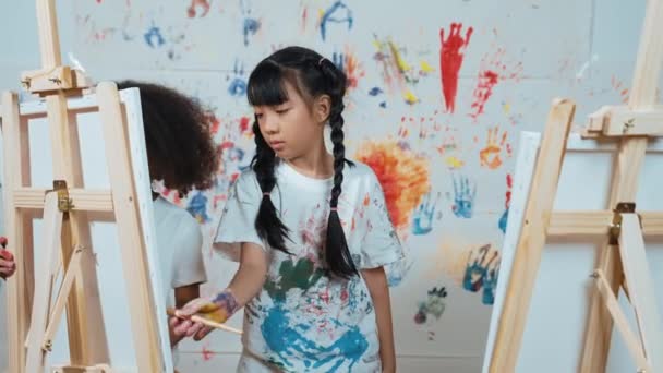 Speelse Student Geschilderd Tekenen Canvas Gebeitste Muur Met Diverse Vrienden — Stockvideo