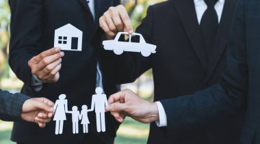 ECO ikonunu doğada tutan iş adamları. Kurumsal sosyal sorumluluğa adanmış, karbon ayak izini azaltmış, çevreyi korumuş ve sürdürülebilir gelecek için ESG ilkelerini benimsemiştir. Döngü