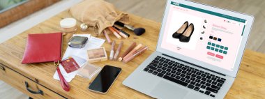 İnternet pazarından alışveriş yapan kadın modern yaşam tarzı için satış malzemeleri arıyor ve önemli siber güvenlik yazılımları tarafından korunan cüzdandan çevrimiçi ödeme için kredi kartı kullanıyor