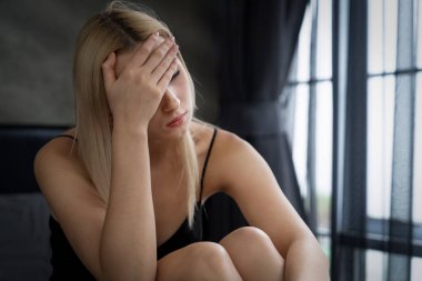 Kritik depresyon ve anksiyete bozukluğu olan genç bir kadın, yalnızlık, akıl hastalığı, ya da istenmeyen hamilelik, karanlık yatak odasında kendine sarılıyor. Bunaltıcı olumsuz düşünce. Blithe