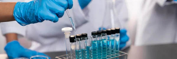 Grupo Cientista Dedicado Realizar Experimentos Químicos Laboratório Médico Cuidadosamente Soltar — Fotografia de Stock