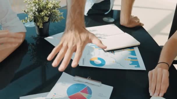 Equipe Marketing Especializada Juntar Mãos Com Dispersão Documentos Sala Reuniões — Vídeo de Stock