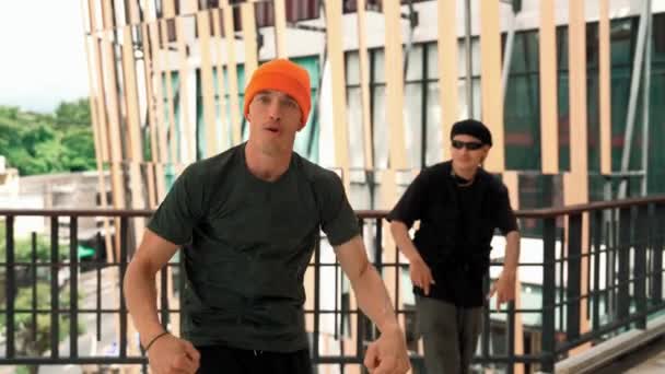 Группа Стильных Хипстерских Танцев Шаг Ногой Хип Хоп Музыку Коридоре — стоковое видео