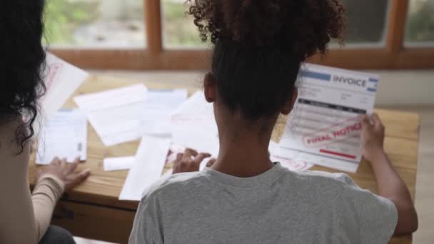 Наголошені Афроамериканські Жінки Мають Фінансові Проблеми Боргом Кредитними Картками Виплати — стокове відео