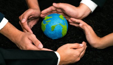 Üst düzey iş adamları, Dünya 'yı kurtarmak için CO2 salınımını azaltmak suretiyle çevresel koruma için ekolojik düzenlemeden yararlanmak amacıyla sinerjide bir arada tutuyorlar. Antika