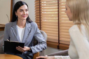 Psikolojik konsültasyon zihinsel problemde iyileşme kaydediyor. Terapi seansında mutlu genç bayan hasta iyileşiyor. Psikiyatrist de akıl hastalığı teşhisi koyuyor. Blithe