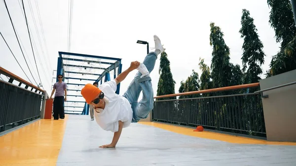 Profesyonel Hipster Panorama Çekimi Boy Performansı Enerjik Adımlar Sergiliyor Arkadaşı — Stok fotoğraf