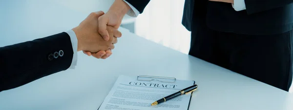 Twee Bedrijfsleiders Schudden Hand Hand Directiekamer Verzegelen Overeenkomst Fuseren Twee — Stockfoto
