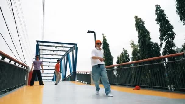 힙스터의 파노라마 성능과 활기찬 발자국을 수행합니다 다리에서 응원하는 행복한 브레이크 — 비디오