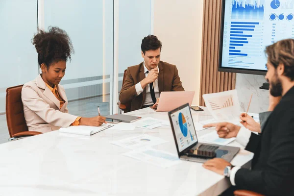 プロのビジネスマンは会議で財務統計を分析します 多様なビジネスチームが協力してブレインストーミング ラップトップ ドキュメントでテーブル上のマーケティングアイデアを共有します オーナメント — ストック写真
