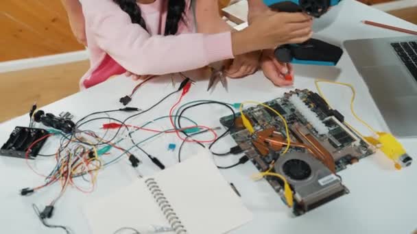 Professor Inteligente Mão Ensinar Alunos Sobre Placa Eletrônica Menina Aprender — Vídeo de Stock