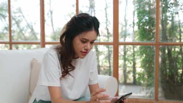 Молодая Женщина Использующая Смартфон Онлайн Покупок Электронной Коммерции Через Онлайн — стоковое видео
