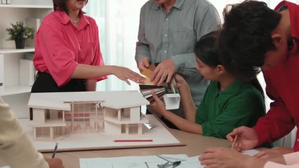 Desainer Rumah Menggunakan Peralatan Arsitektur Menggambar Cetak Biru Sementara Perancang — Stok Video