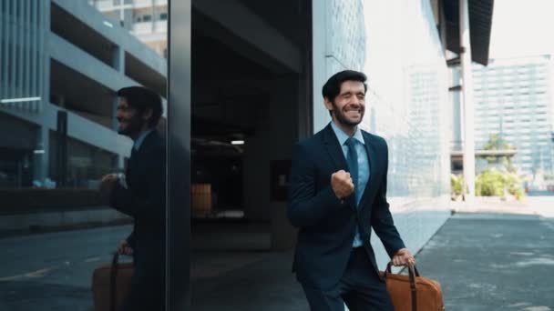 Feliz Hombre Negocios Calificado Caminando Bailando Para Celebrar Por Conseguir — Vídeos de Stock