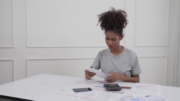 Stressad Ung Kvinna Har Ekonomiska Problem Med Kreditkortsskulder För Att — Stockvideo