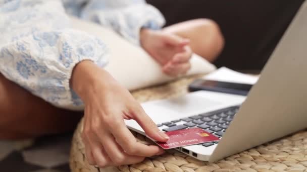 Junge Frau Nutzt Laptop Mit Kreditkarte Für Internet Banking Online — Stockvideo