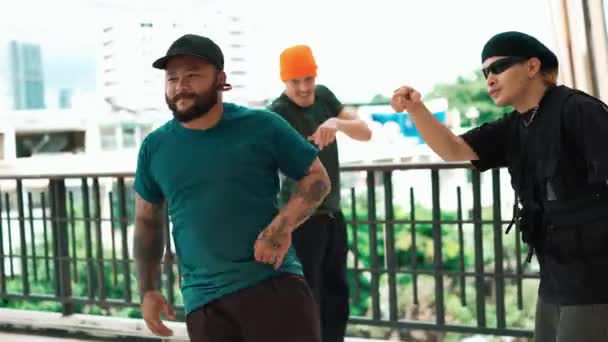 Hipster Doet Breakdance Terwijl Hij Samen Danst Gang Het Moderne — Stockvideo