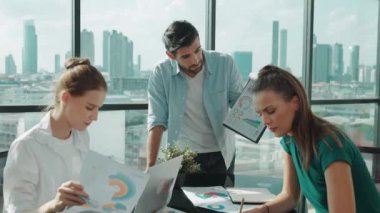 Profesyonel iş adamı akıllı yatırımcılara finansal grafiğini sundu. İşletme ekibinin birlikte çalışması, beyin fırtınası yapması, fikir paylaşması...