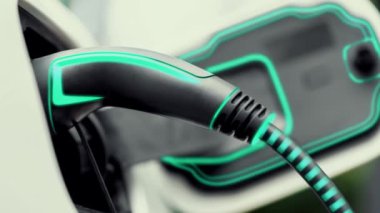 Işıklı kabloyla elektrik şarj etmek için elektrikli arabaya takılan EV şarj aleti. Kesme-Sınır yeniliği ve gelecekteki yeşil enerji sürdürülebilirliği. İnceleyin