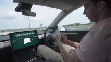 Sürücü ya da otonom araç sürücüsüz ve otomatik pilot modunda hız otoyolunda seyahat etmek, sürücünün rahatlayıp güvenliği tehlikeye atmadan akıllı telefona odaklanmasını sağlar. Titiz