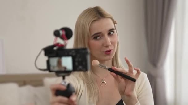 Νεαρή Γυναίκα Κάνει Ομορφιά Και Καλλυντικό Περιεχόμενο Βίντεο Για Μέσα — Αρχείο Βίντεο