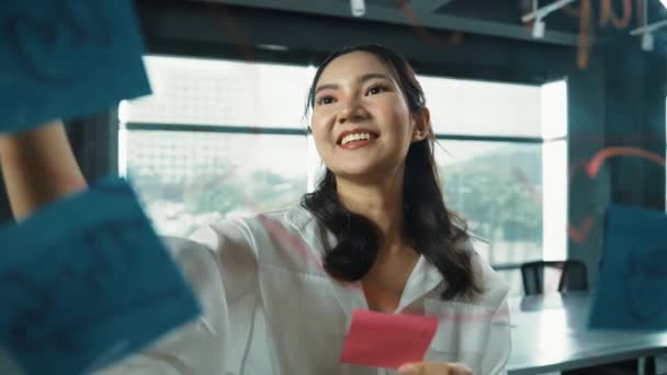 Vacker Kvinnlig Ledare Funderar Att Starta Upp Projekt Framför Glasskivor — Stockvideo