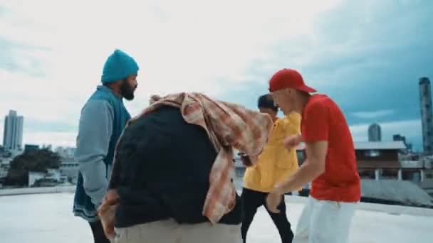 Grupa Różnorodnych Lub Wielokulturowych Hipsterów Nosić Stylowe Kolorowe Tkaniny Podczas — Wideo stockowe