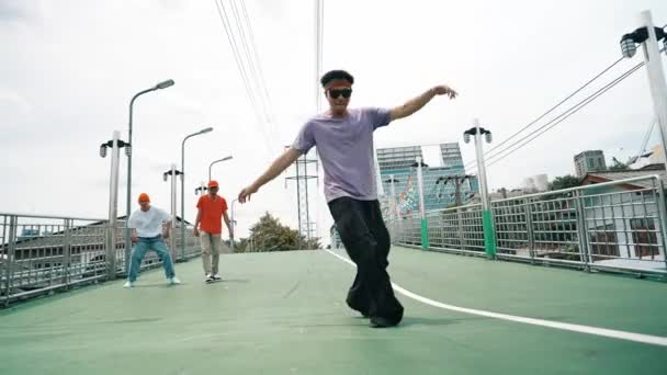 Képzett Táncos Boy Táncot Elő Hídon Városi Kilátással Körülvéve Változatos — Stock videók