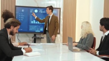 Analist ekibiyle ofis veya süs toplantı odasında yapılan sunum, başarılı bir ticari yatırım başarısı elde ettikten sonra mali verileri analiz etmek için BI Fintech 'i kullandı..