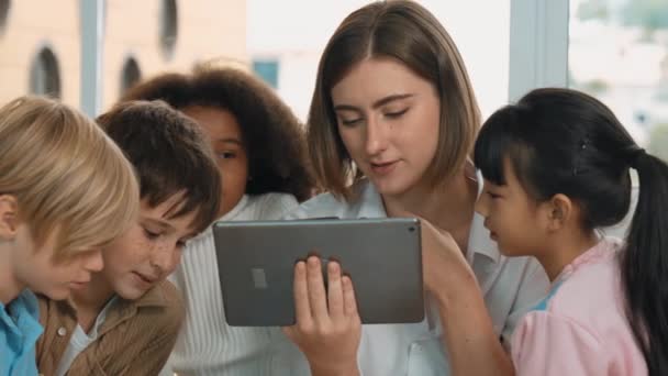 Okos Tanár Gazdaság Tabletta Miközben Nyitott Online Leckét Hogy Csoport — Stock videók