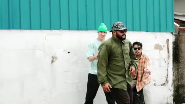 Asiatico Hipster Facendo Capriola Davanti Muro Con Vivace Amico Attraente — Video Stock
