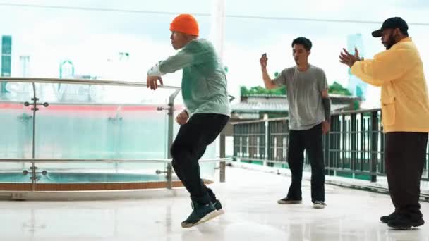 Gruppo Adolescenti Hip Hop Eseguire Boy Danza Corridoio Del Centro — Video Stock