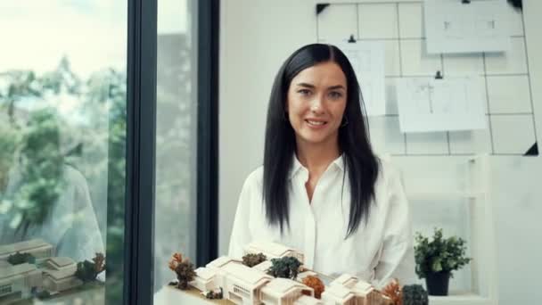 Krásný Mladý Kavkazský Architekt Ukazuje Dům Model Zatímco Stojí Usmívá — Stock video