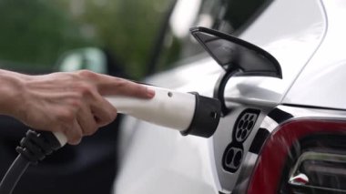 Elle şarj EV şarj prizi tutucusu elektrikli arabaya bağlanıyor, EV araba aküsünü temiz çevre için sıfır CO2 emisyonu ile alternatif ve sürdürülebilir enerjiyle şarj ediyor. Titiz