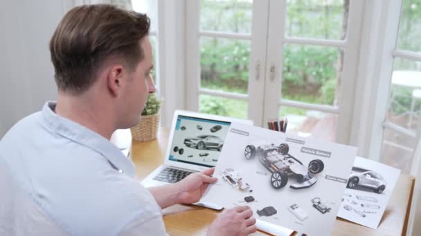 Μηχανικός Σχεδιασμού Αυτοκινήτων Αναλύει Πρότυπο Αυτοκινήτων Για Τις Επιχειρήσεις Αυτοκινήτων — Αρχείο Βίντεο