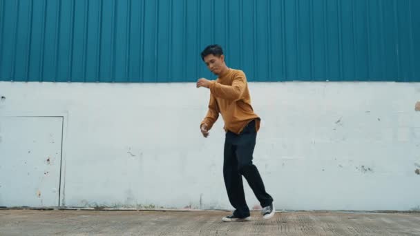 Der Hispanische Mann Breitet Die Arme Aus Und Tanzt Vor — Stockvideo