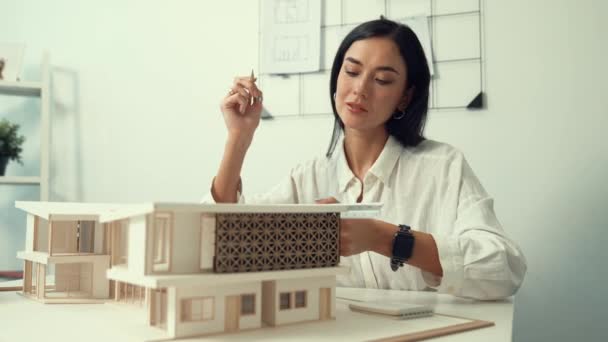 Zbliżenie Profesjonalnego Architekta Inżynierskiego Wykorzystaniem Trójkątnego Modelu Domu Pomiarowego Naciskiem — Wideo stockowe