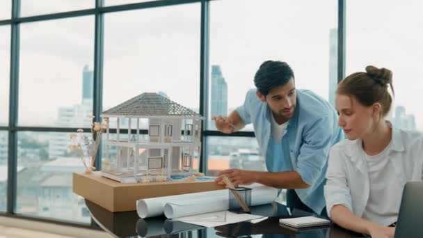 Kluger Architekt Ingenieur Inspiziert Hausmodell Während Kollege Laptop Analyse Daten — Stockvideo